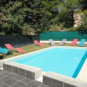 Appartement Joli Le Clos D'aix Avec Grande Terrasse Piscine Et Parking Gratuit, Aix-en-Provence